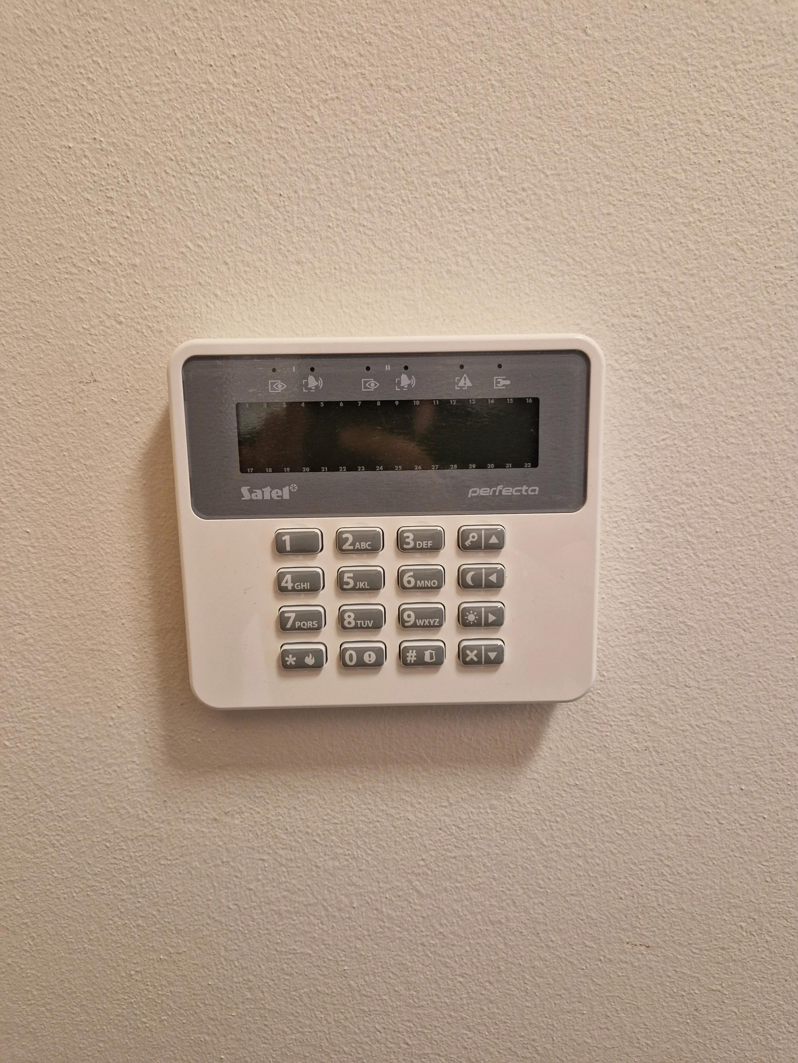Panel systemu alarmowego zainstalowany w ścianie
