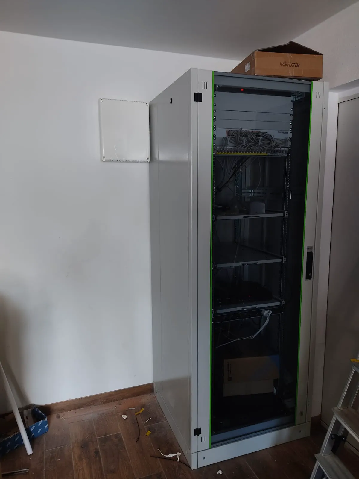 Profesjonalna instalacja szafy sieciowej