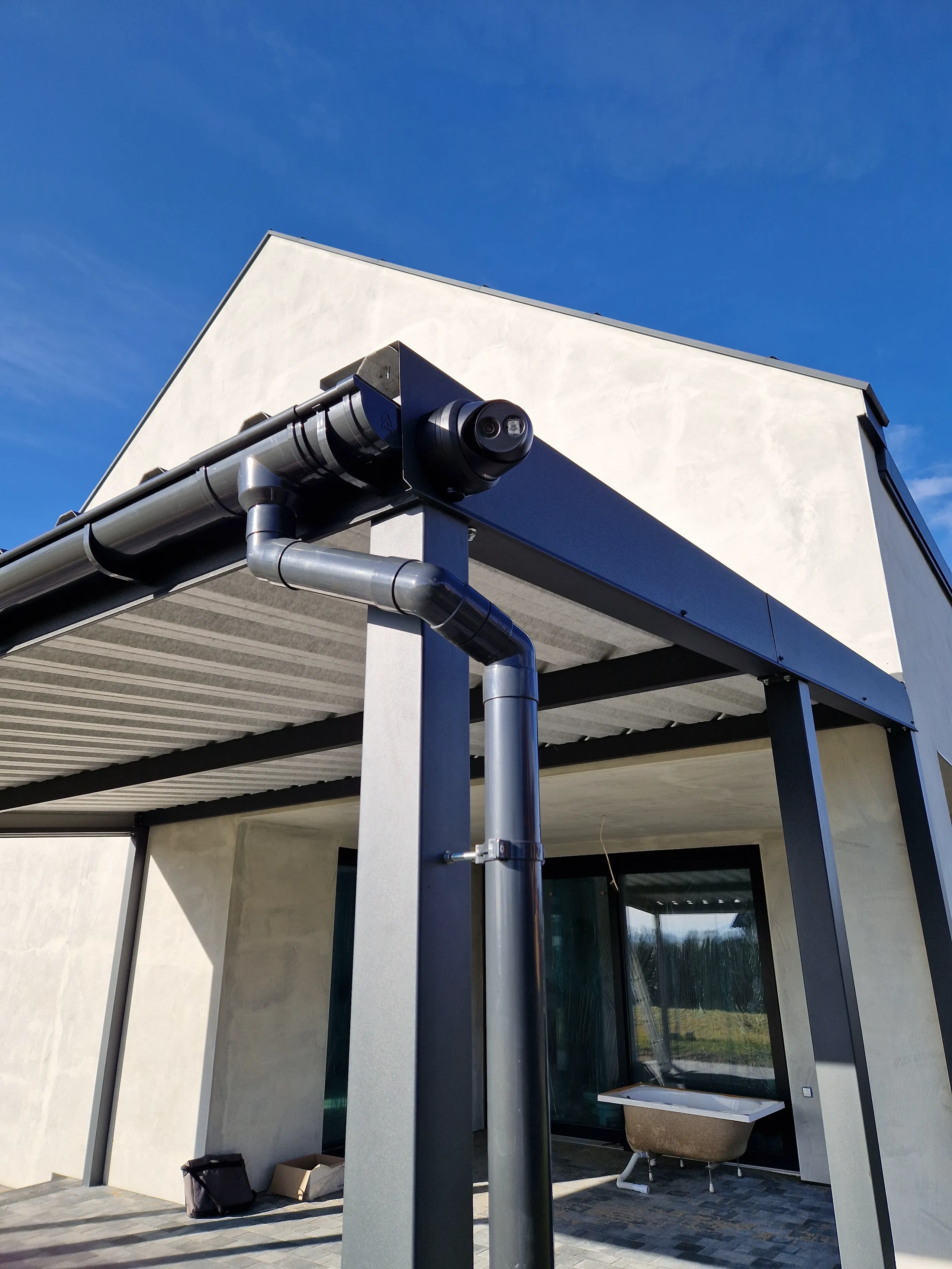 Pergola bioklimatyczna ze sterowanymi lamelami