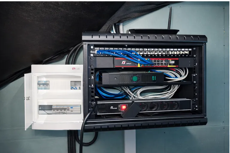 Szafa teleinformatyczna z rozdzielnicą elektryczną — instalacja systemu alarmowego