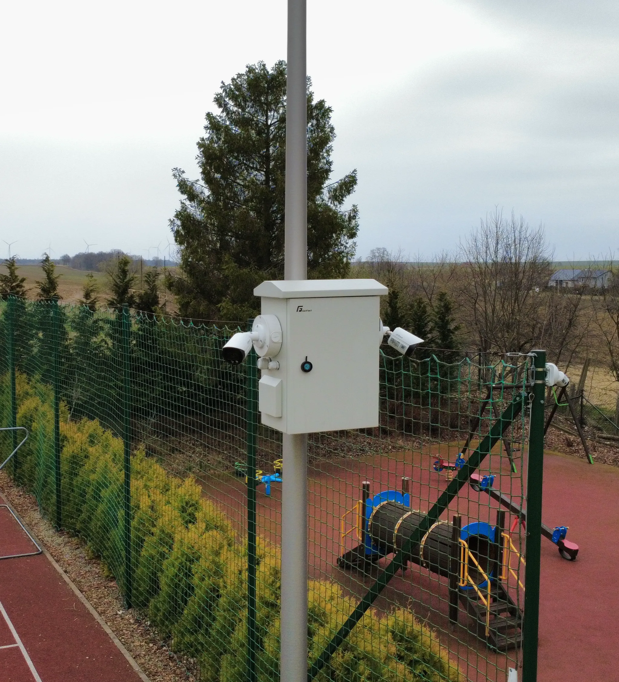 Elektryk ARIES podczas montażu instalacji