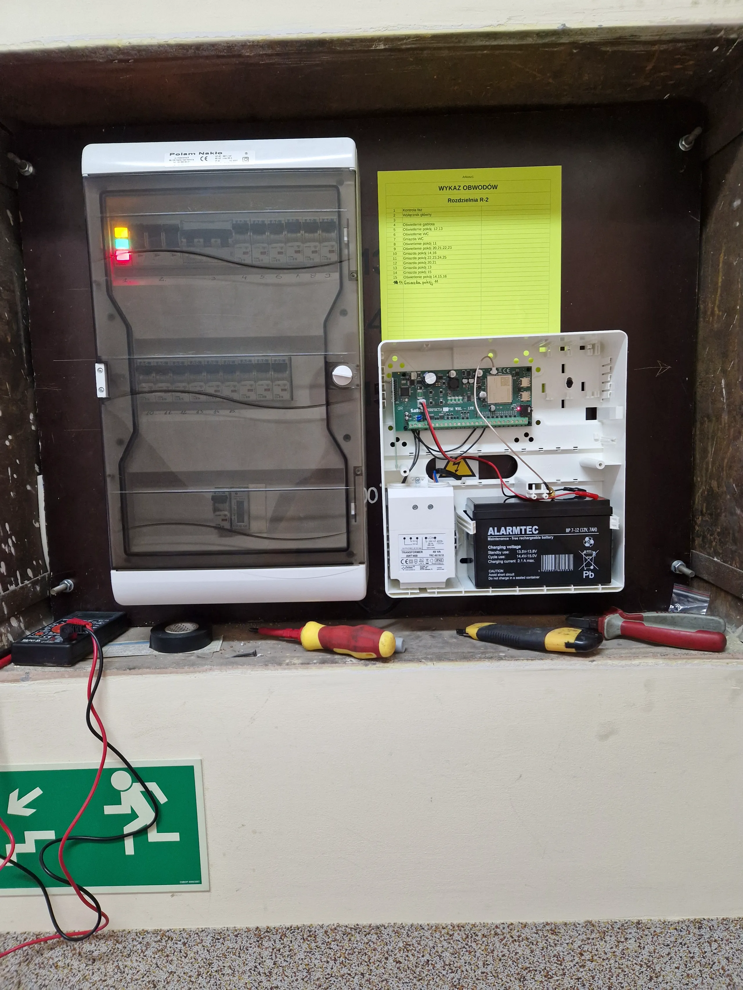 Rozdzielnica elektryczna z podłączonym systemem alarmowym i narzędziami montażowymi