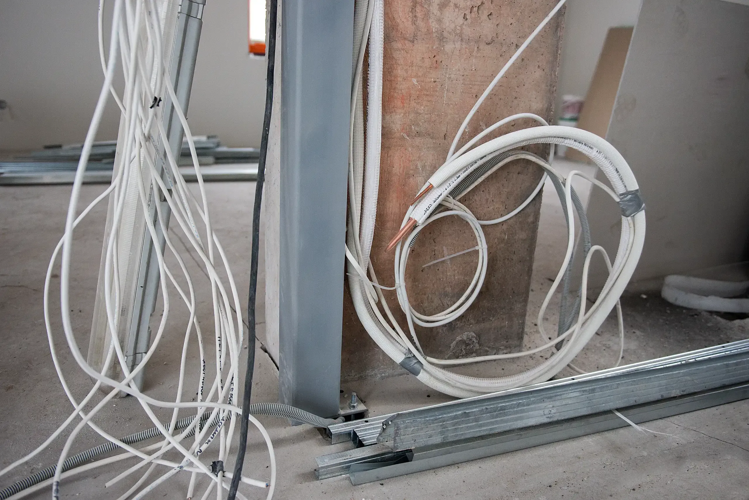 Instalacja elektryczna z przewodami oraz metalowymi elementami, elementy budowy