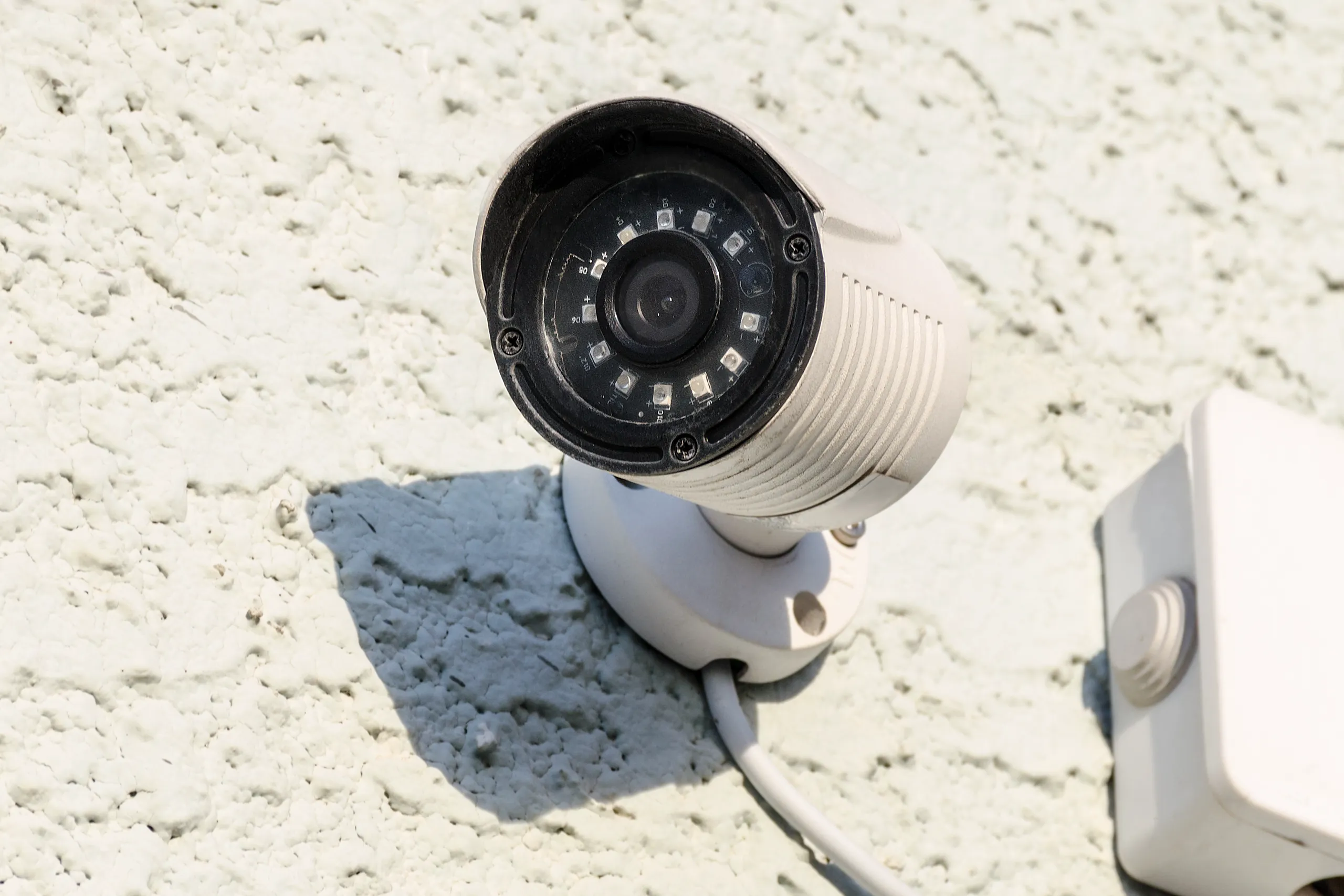 Kamera zewnętrzna zamontowana na ścianie, część systemu monitoringu