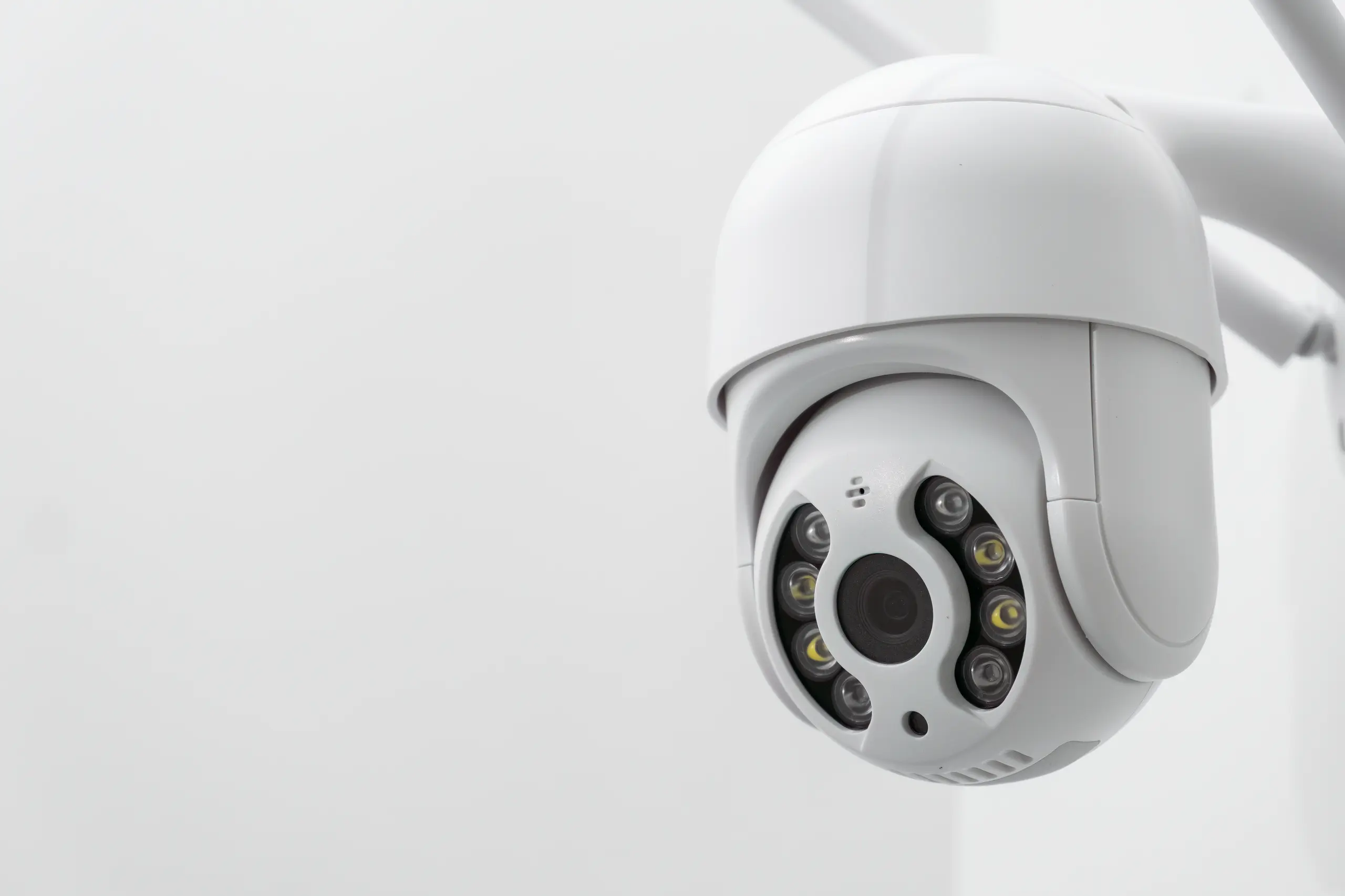 Kamera monitoringu zewnętrznego zamontowana na ścianie