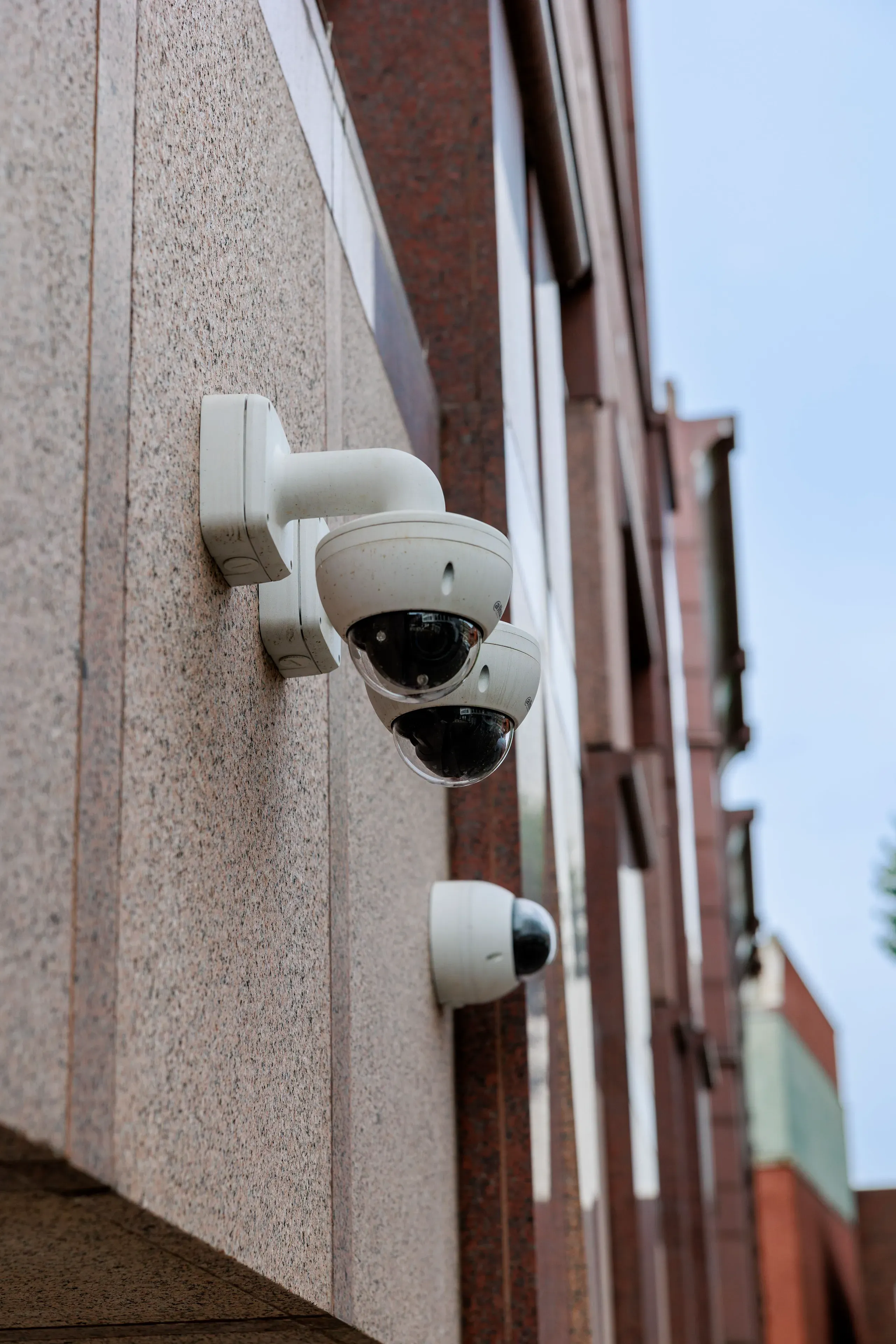 Kamery zewnętrzne zamontowane na elewacji budynku, służące do monitoringu