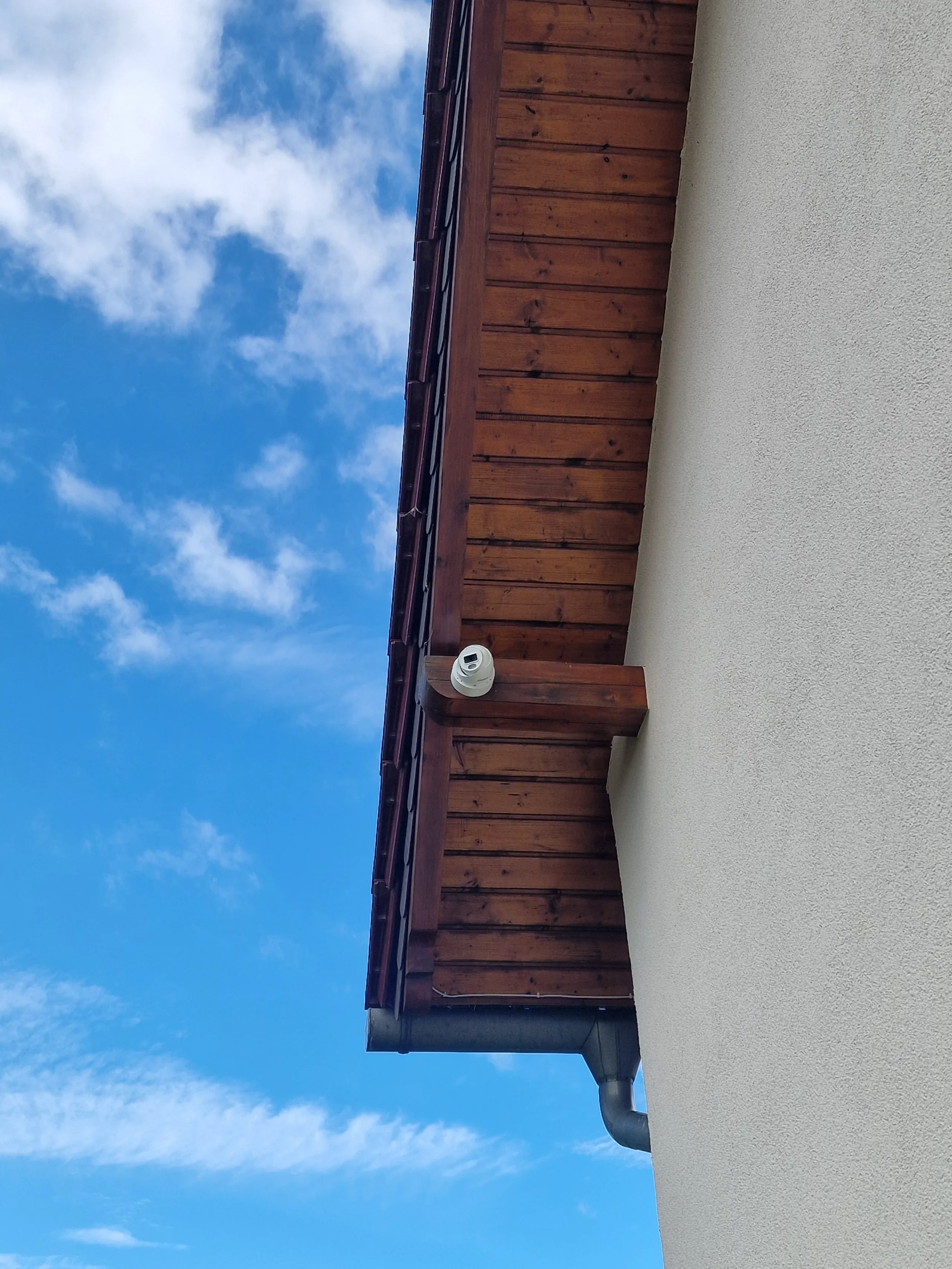Kamera IP zamontowana na zewnętrznej ścianie budynku, idealna do monitoringu