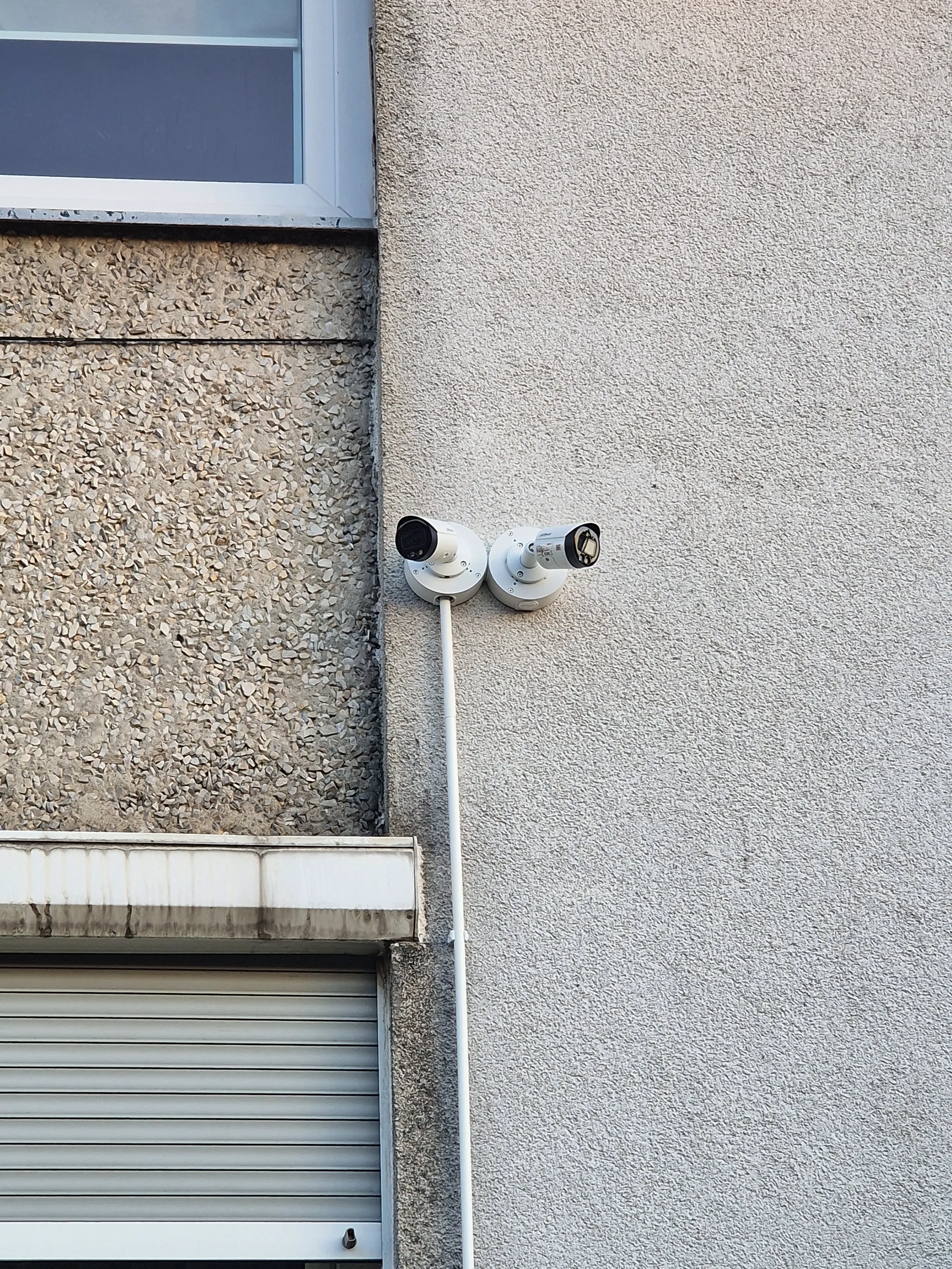 Kamery przemysłowe zamontowane na elewacji budynku, przeznaczone do monitoringu