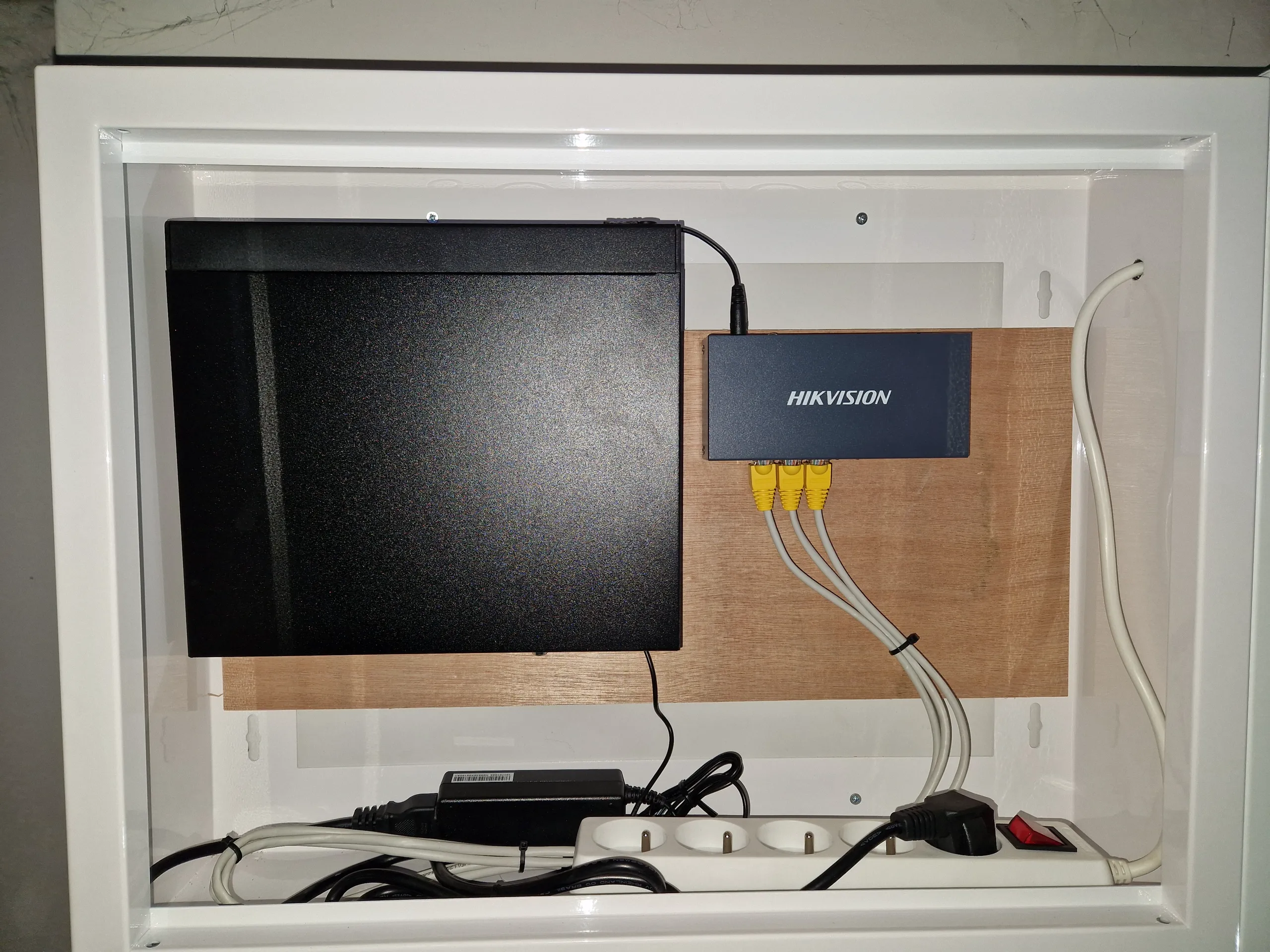 Instalacja systemu alarmowego z jednostką centralną i złączami