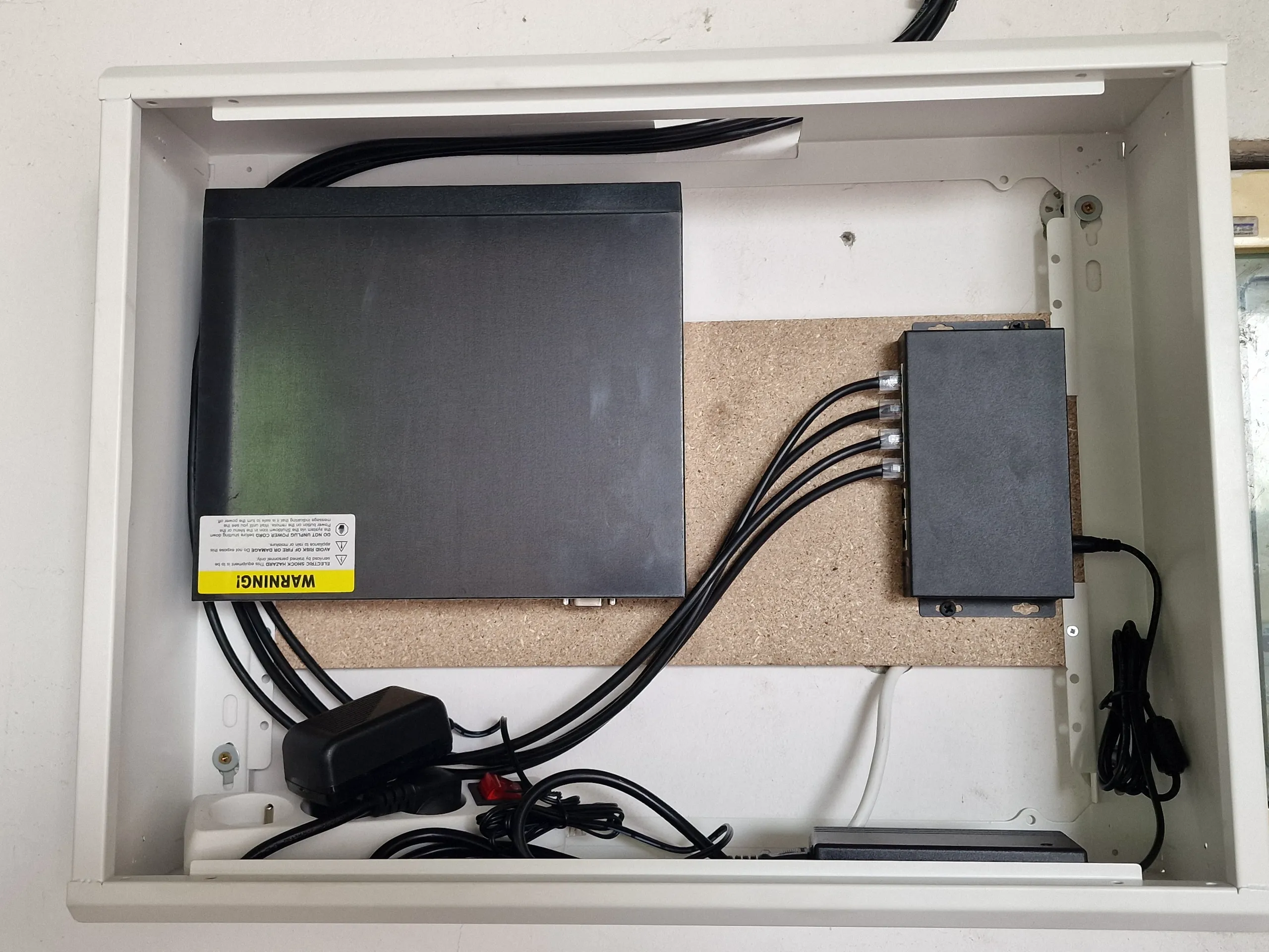 Skrzynka rozdzielcza z okablowaniem do instalacji elektrycznej, montaż w budynku