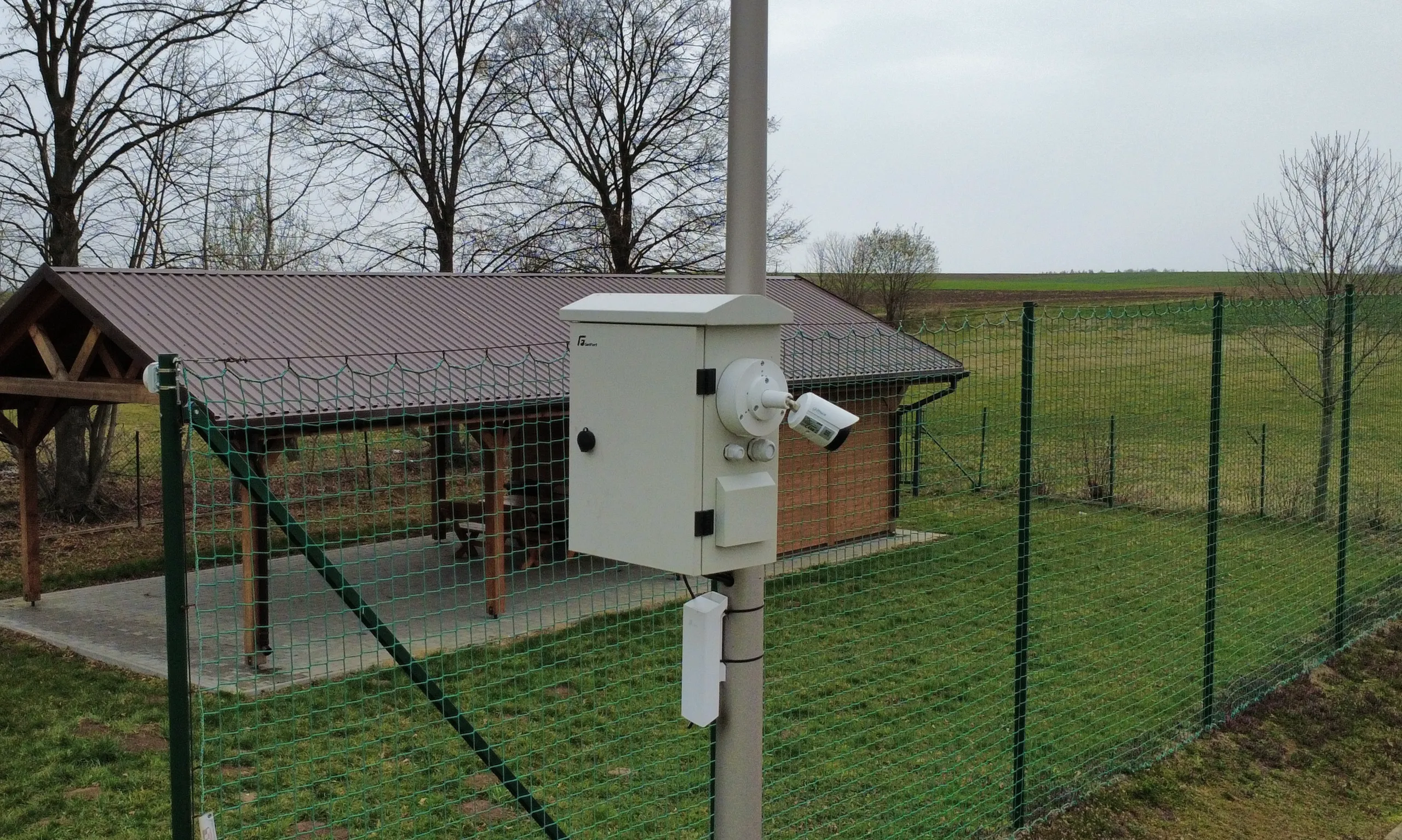 Monitoring zewnętrzny z kamerą przemysłową, widoczna obudowa i strefa chroniona