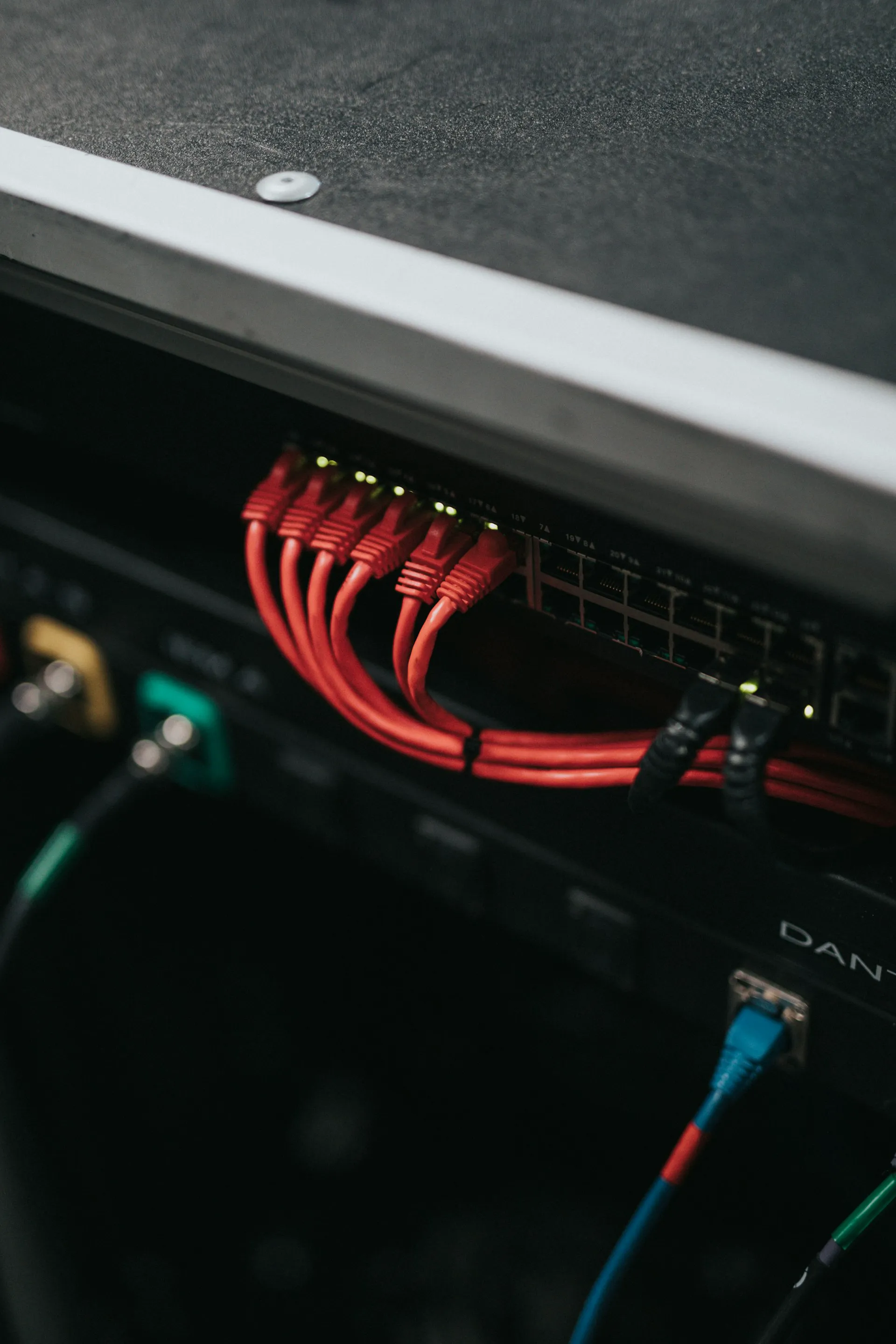 Zbliżenie na okablowanie strukturalne z kolorowymi kablami Ethernet