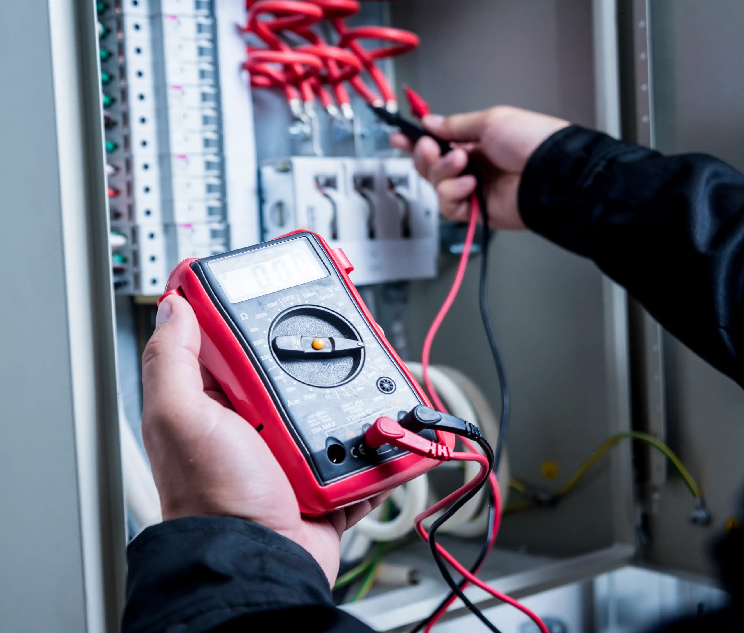 Pomiar napięcia za pomocą multimetra w rozdzielnicy elektrycznej
