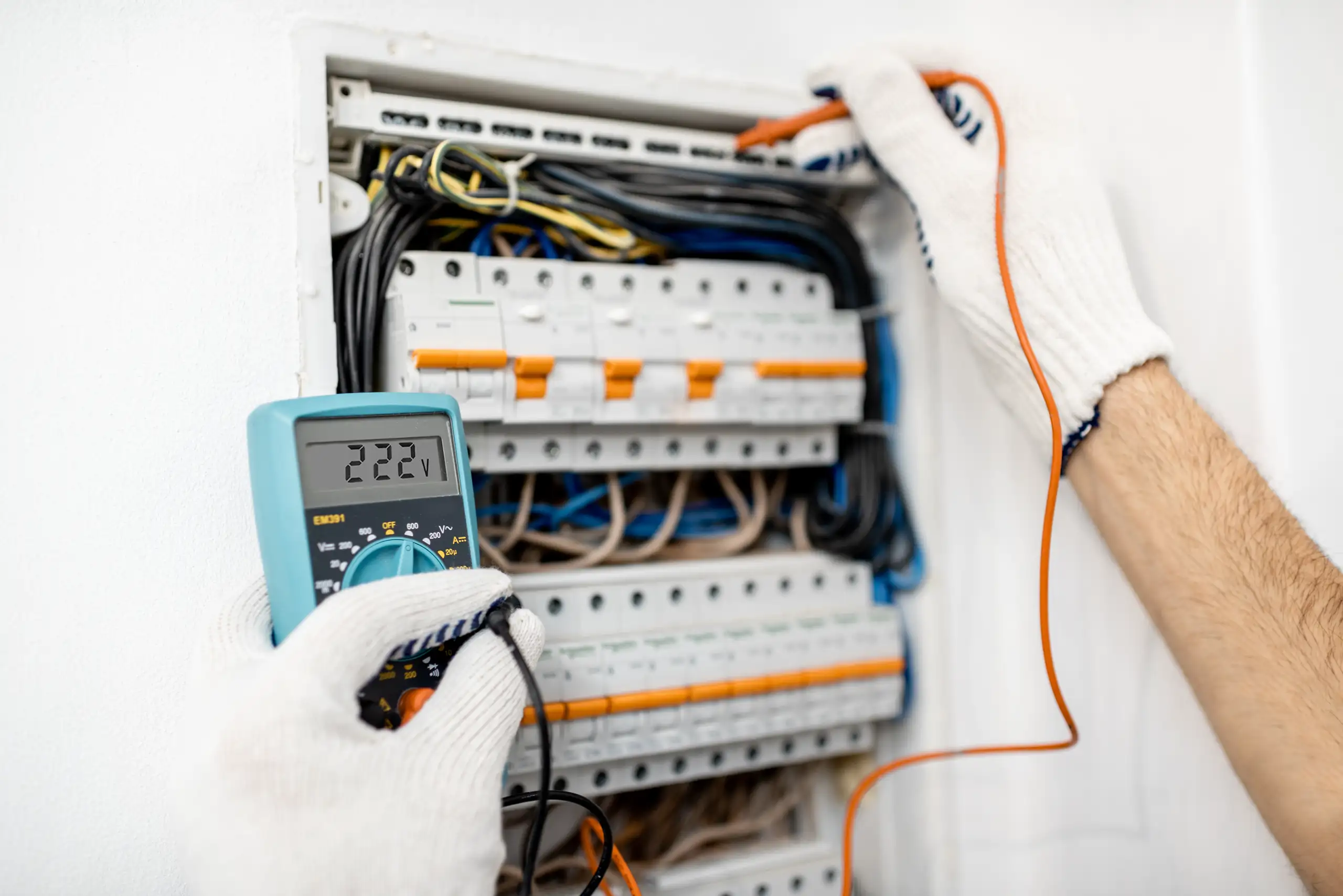 Pomiary elektryczne przy modernizacji rozdzielnicy w instalacjach elektrycznych