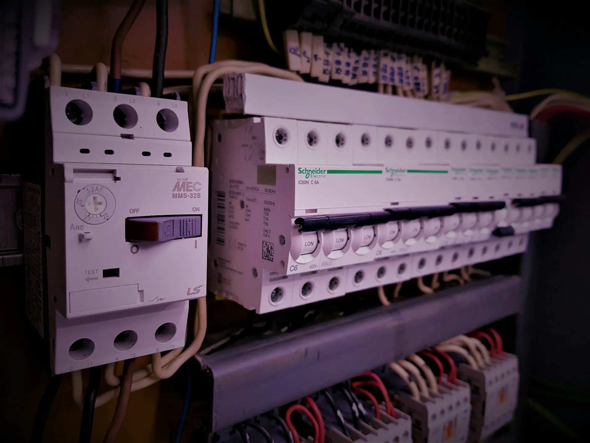 Rozdzielnice elektryczne z bezpiecznikami i kontrolą zasilania