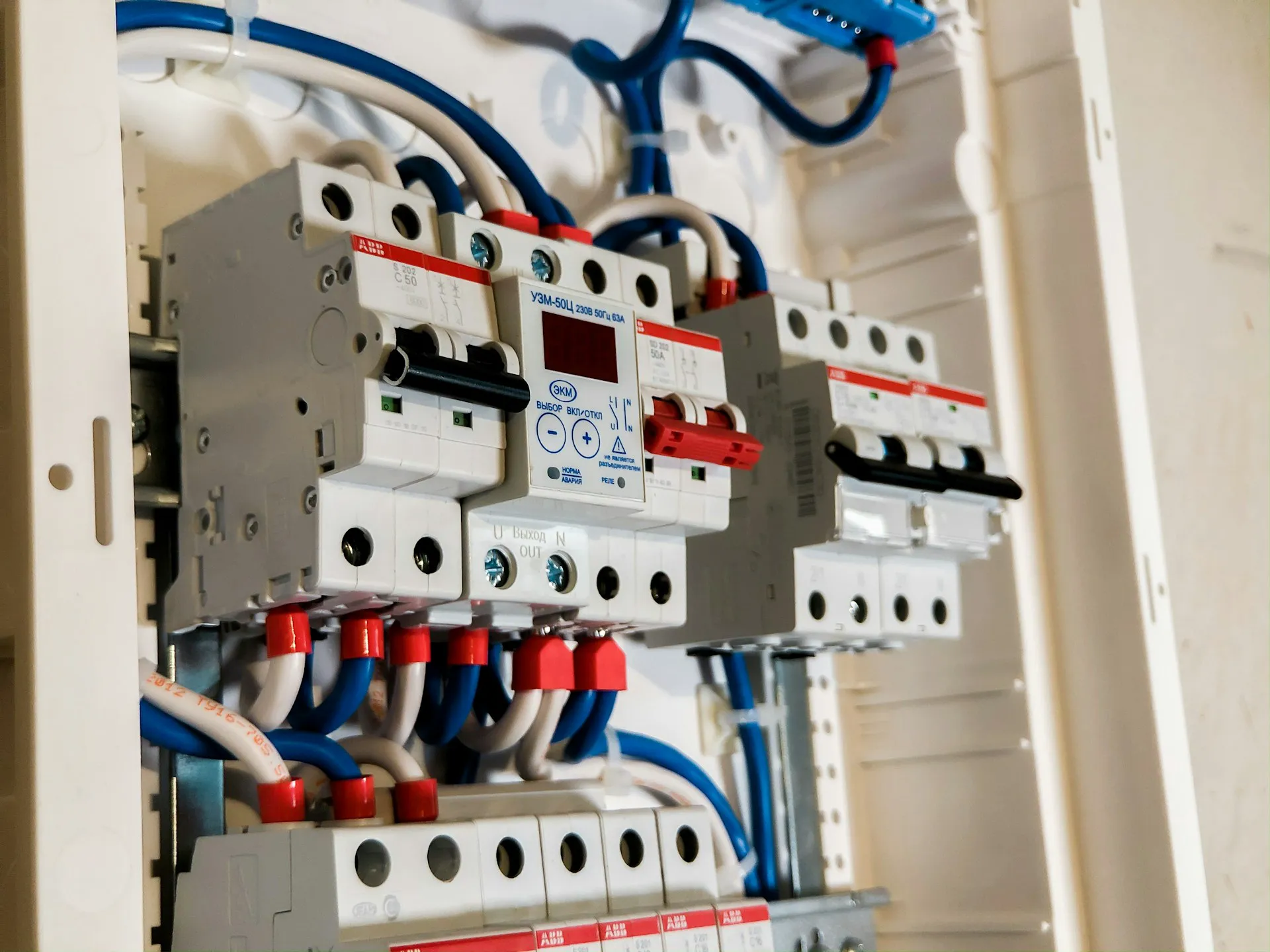 Rozdzielnice elektryczne z zabezpieczeniami i okablowaniem w instalacji elektrycznej