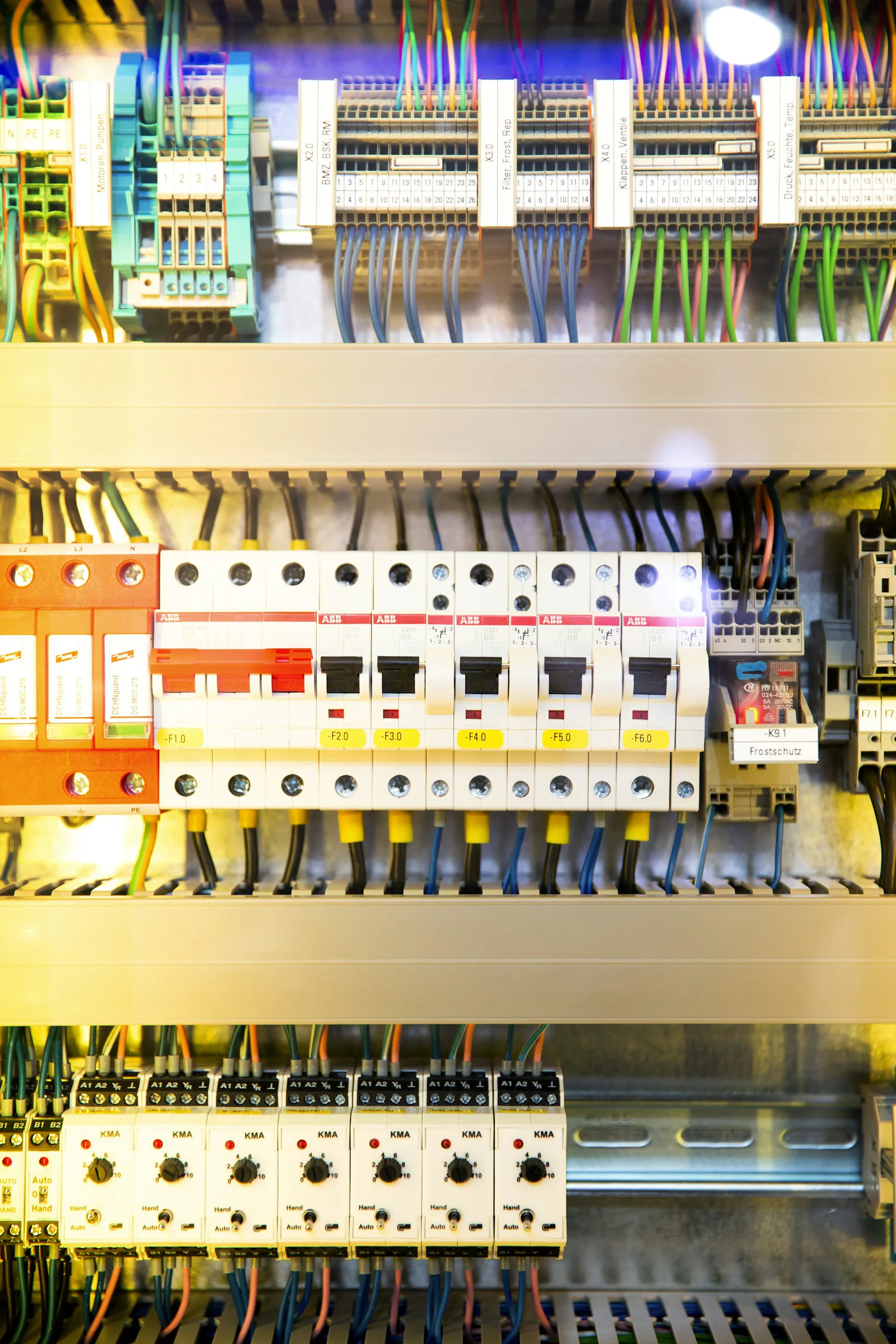 Rozdzielnica elektryczna z bezpiecznikami i okablowaniem strukturalnym