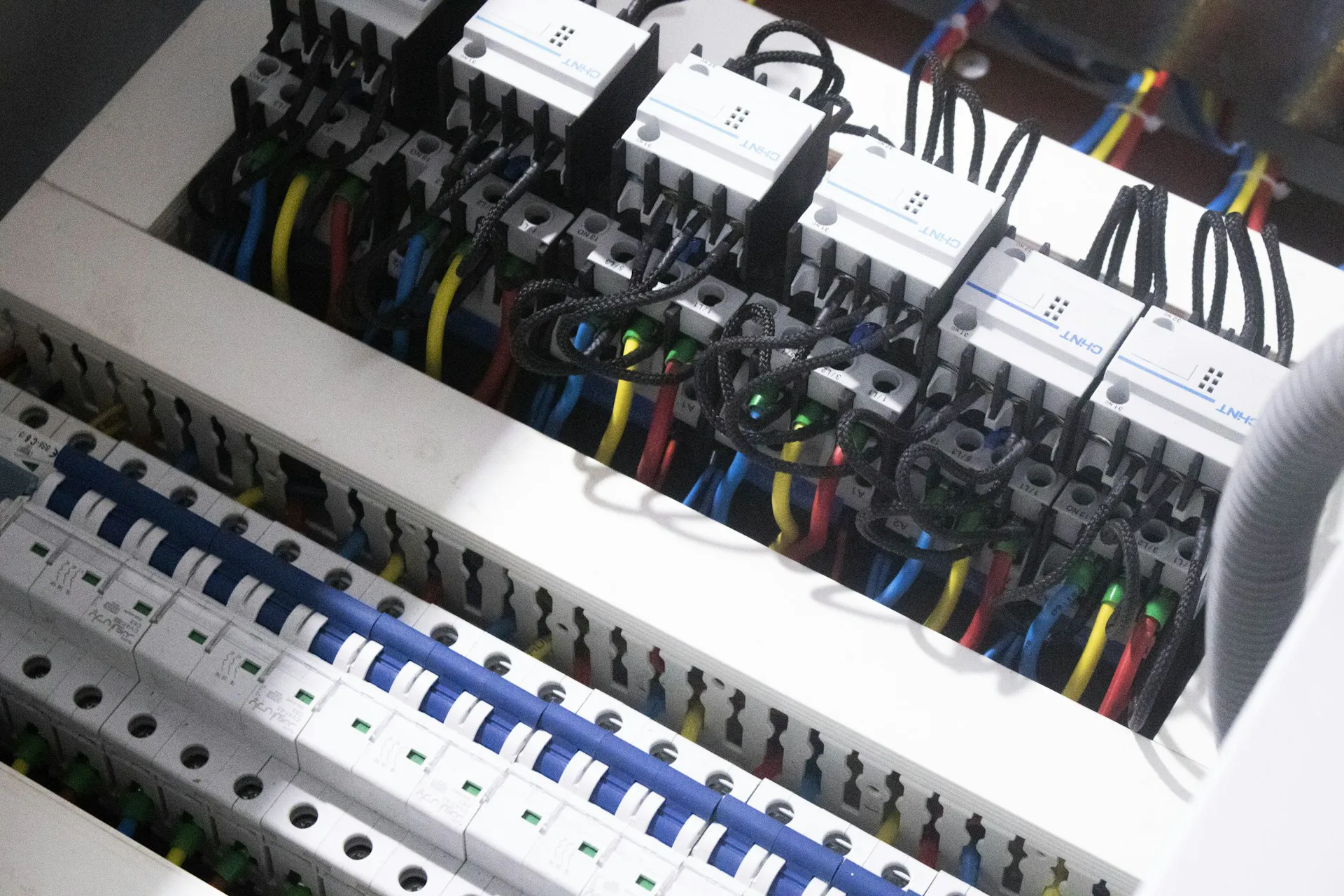 Rozdzielnica elektryczna z uporządkowanymi kablami i zabezpieczeniami, gotowa do instalacji