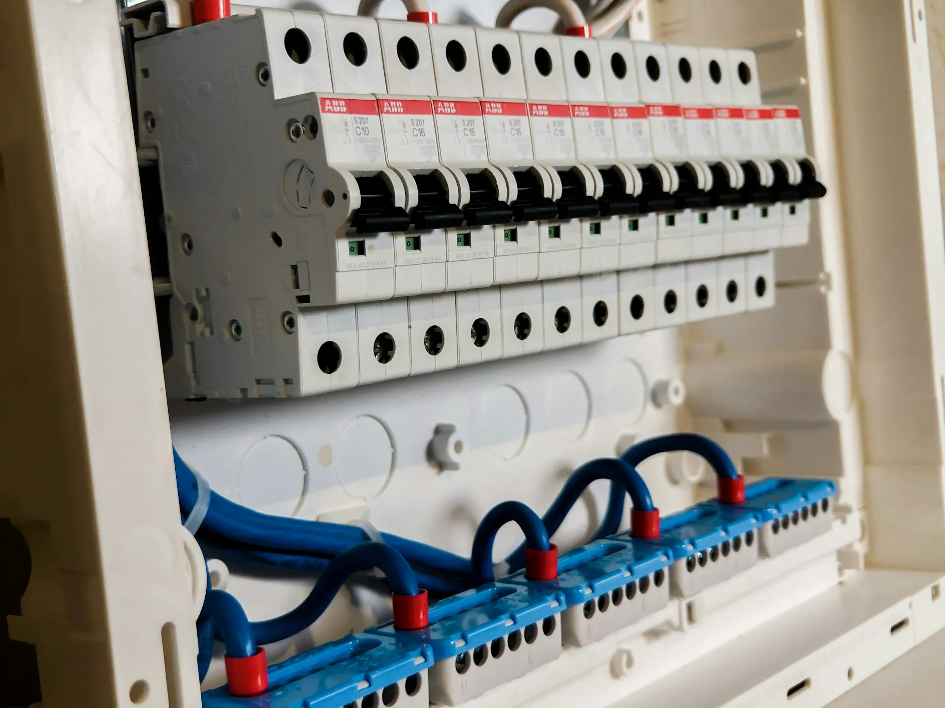 Rozdzielnica elektryczna z bezpiecznikami i okablowaniem strukturalnym