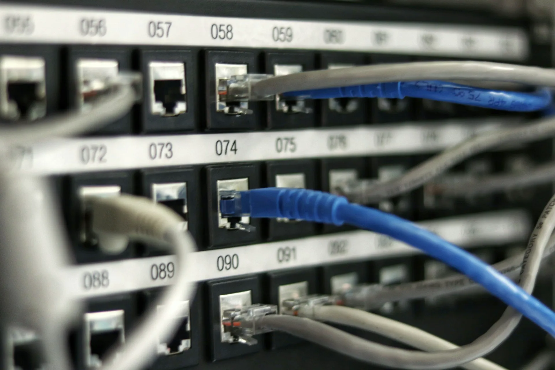 Rozdzielnica elektryczna z podłączonymi kablami sieci LAN i okablowaniem strukturalnym