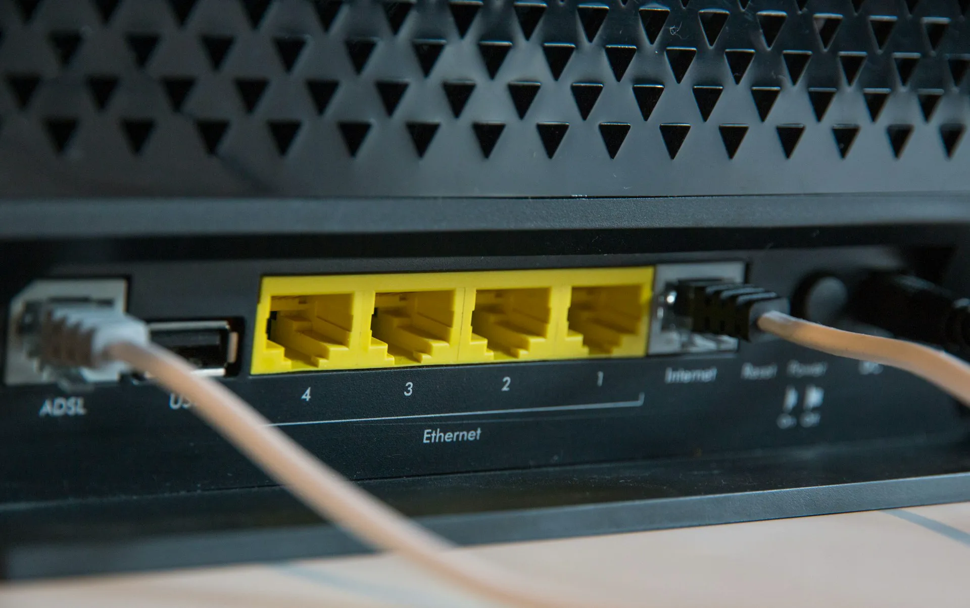 Zbliżenie na router z portami Ethernet, gotowy do podłączenia sieci LAN