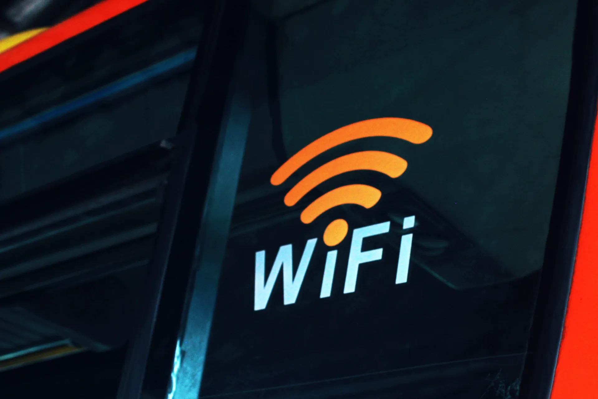 Logo WiFi na szybie, które ilustruje usługę związane z siecią WiFi