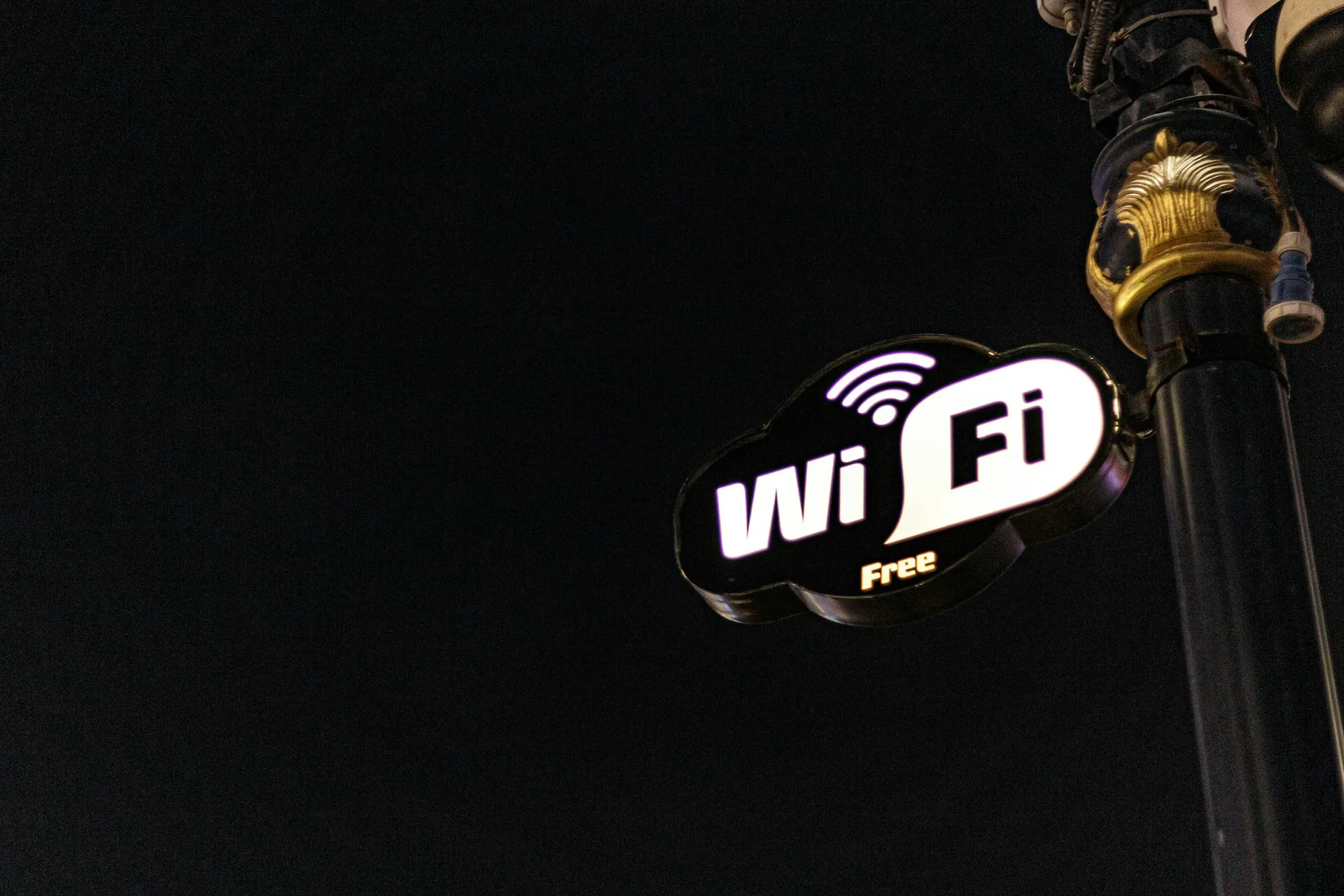 Znak WiFi z napisem "Free" umieszczony na latarni