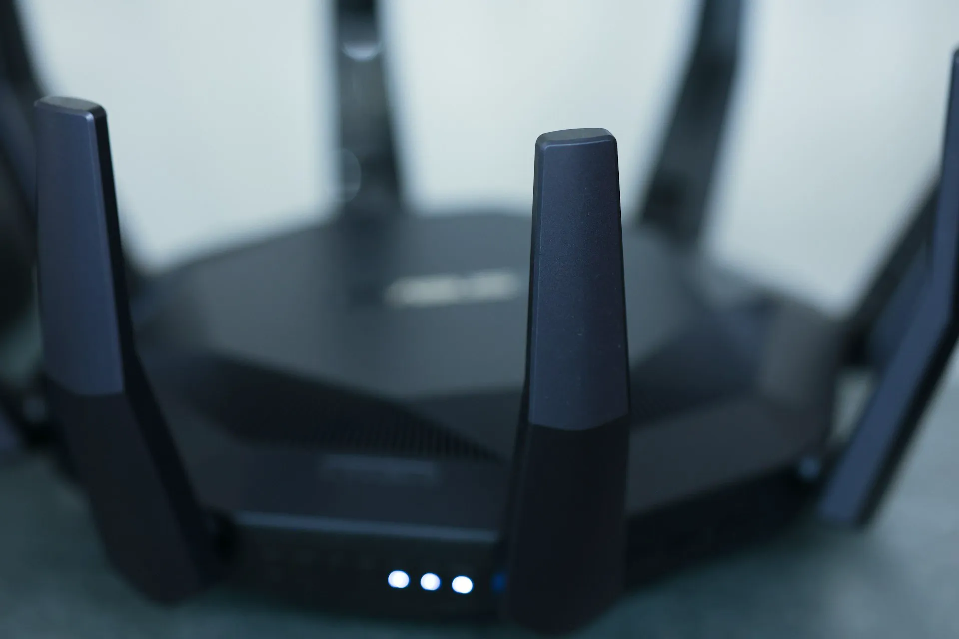 Nowoczesny router z antenami, idealny do instalacji sieci LAN i WiFi