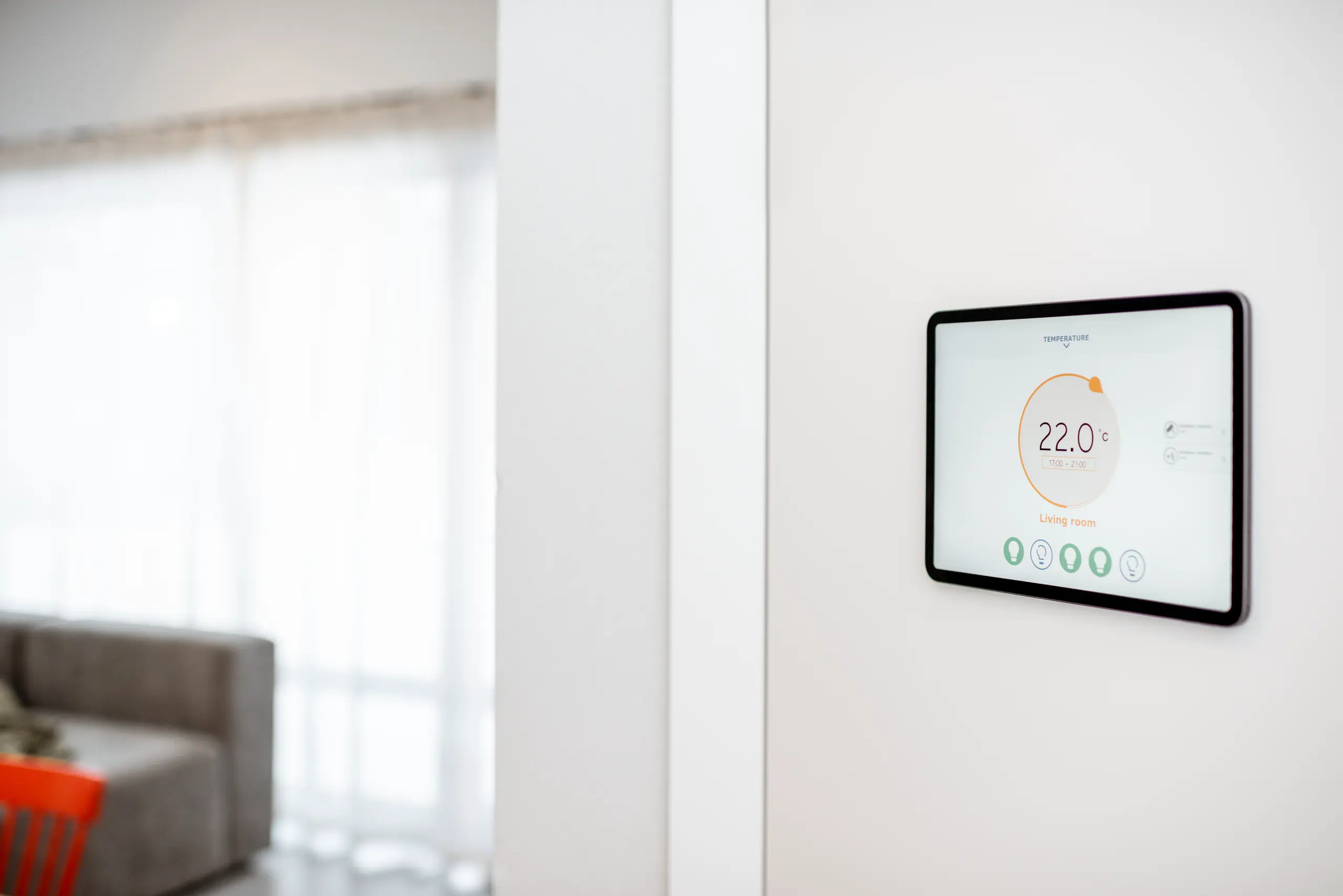 Nowoczesny wyświetlacz systemu Smart Home pokazujący temperaturę w pomieszczeniu