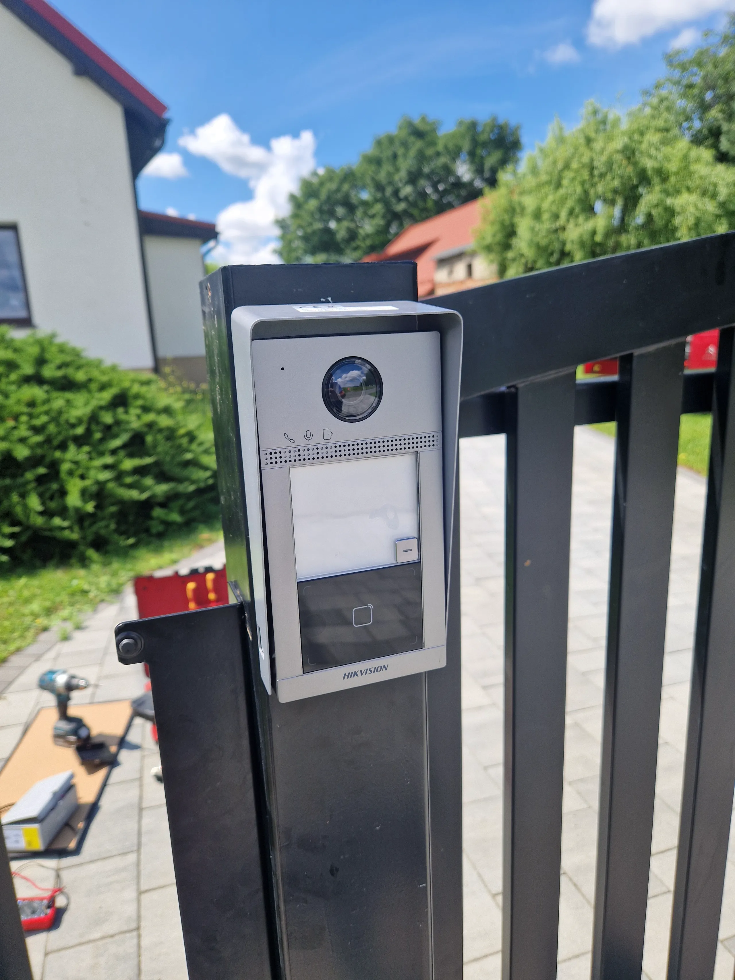 Wideodomofon zamontowany na bramie, zapewniający kontrolę dostępu do posesji
